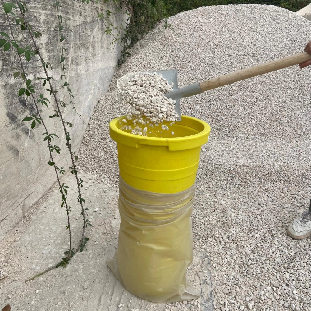 Dispozitiv pentru umplerea sacilor TEKCNOPLAST
