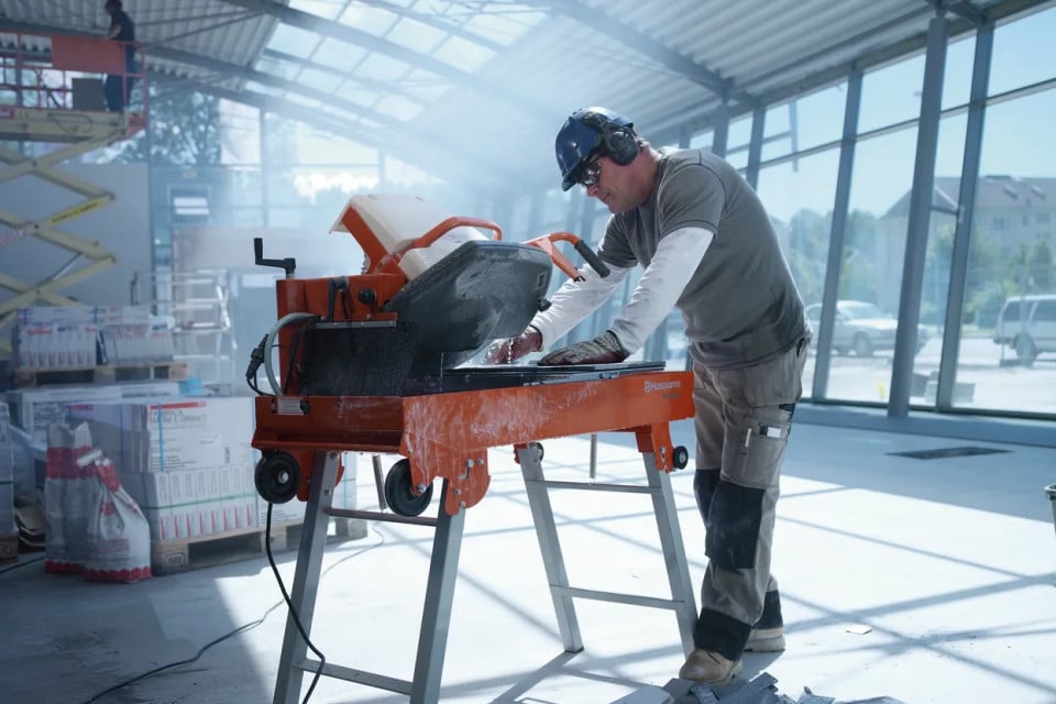 Masa taiat placi ceramice Husqvarna TS 400 F, 3hp, 230V (EU), 2.2 kW, disc 400 mm, adancime taiere 120mm, lungime taiere 700 mm, 96kg